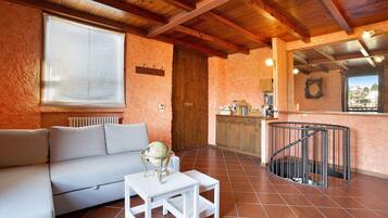 Téléviseur, foyer, table de ping-pong, chaîne audio