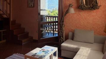 Televisie, een open haard, een tafeltennistafel en een stereo