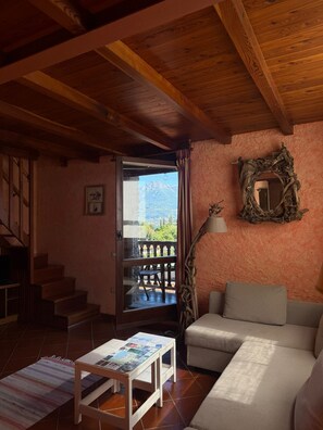 Una televisión, una chimenea, una mesa de tenis de mesa