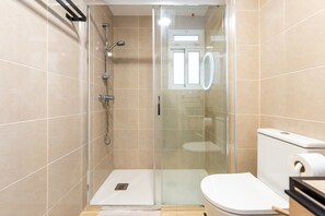 Shower, hair dryer, towels - Apartment '1line Beach' with Sea View, Wi-Fi and Air Conditioning (Fuengirola)