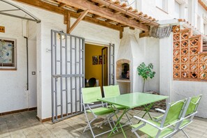 Outdoor dining - Apartamento Roses Victor with Shared Pool & Wi-Fi (Roses)