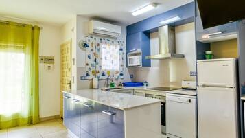 KylskÄp, mikrovÄgsugn, ugn och spishÀll