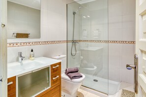 Shower, hair dryer, towels - Apartamento Roses Victor with Shared Pool & Wi-Fi (Roses)