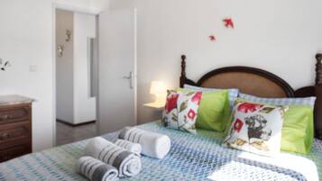 2 bedrooms, iron/ironing board, free WiFi, bed sheets