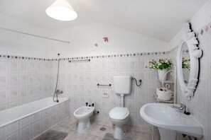 Badkar, hårtork och handdukar