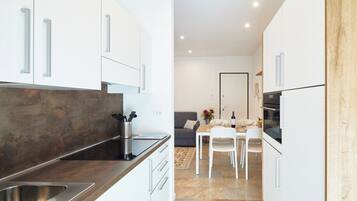 Réfrigérateur, micro-ondes, four, plaque de cuisson