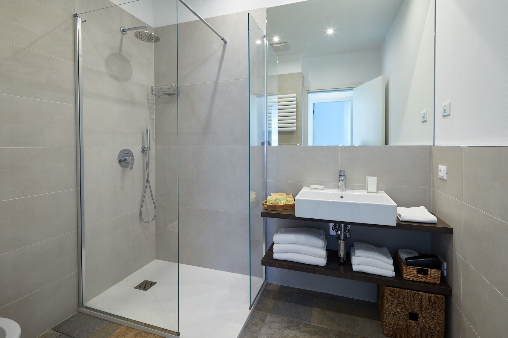 Douche, sèche-cheveux, serviettes fournies