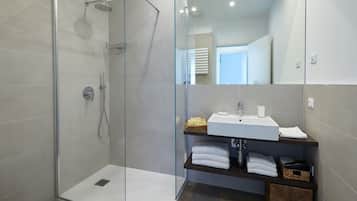 Douche, sĂšche-cheveux, serviettes fournies