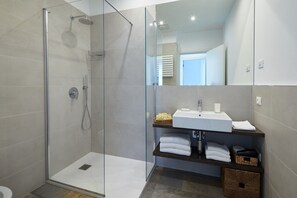 Een douche, een haardroger, handdoeken