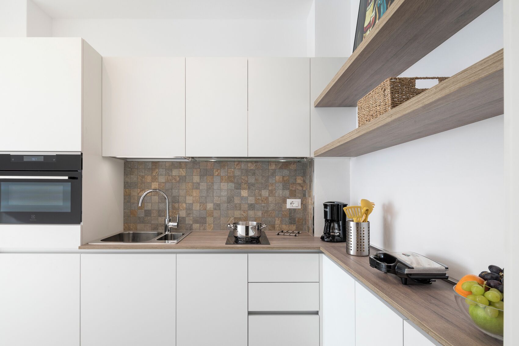 Frigorífico, microondas, horno y placa de cocina