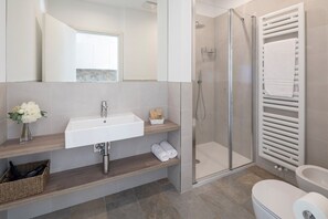 Ducha, secador de pelo, toallas