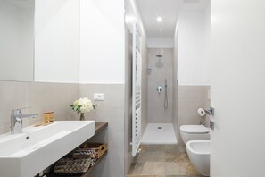 Een douche, een haardroger, handdoeken