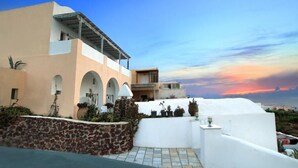 Exterior - Muses Cycladic Suites - Arched Sea View Loft Suite with Seasonal Hot Tub (Oía)