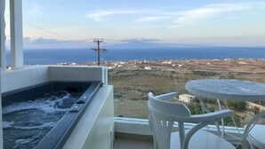 Outdoor spa tub - Muses Cycladic Suites - Arched Sea View Loft Suite with Seasonal Hot Tub (Oía)