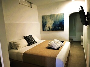 1 bedroom, in-room safe, iron/ironing board, free WiFi - Muses Cycladic Suites - Compact Two-Bedroom Suite with Outdoor Hot Tub (Oía)