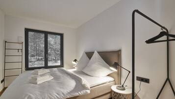 2 bedrooms, travel crib, free WiFi, bed sheets