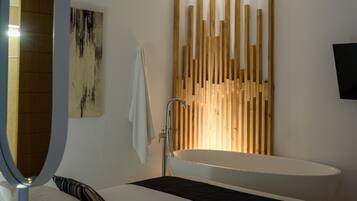 1 bedroom, in-room safe, iron/ironing board, free WiFi