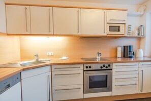 Kühlschrank, Mikrowelle, Ofen, Geschirrspüler