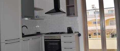 Een koelkast, een magnetron, een oven, een kookplaat