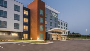 Een meerhoog Fairfield by Marriott hotel met een modern ontwerp, voorzien van een overdekte entree en een parkeerplaats.