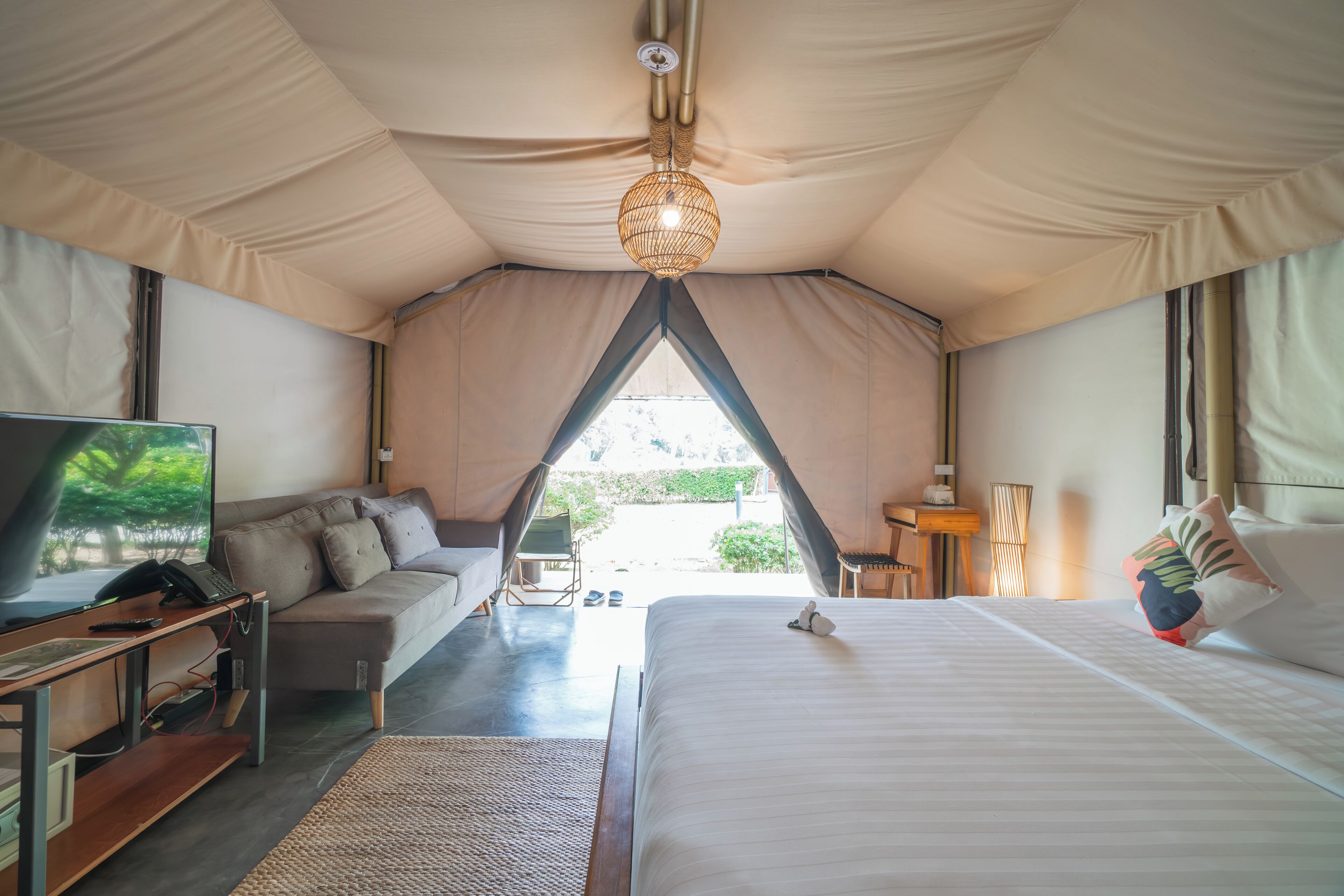 Brankas, meja kerja, tirai kedap cahaya, dan tempat tidur bayi gratis