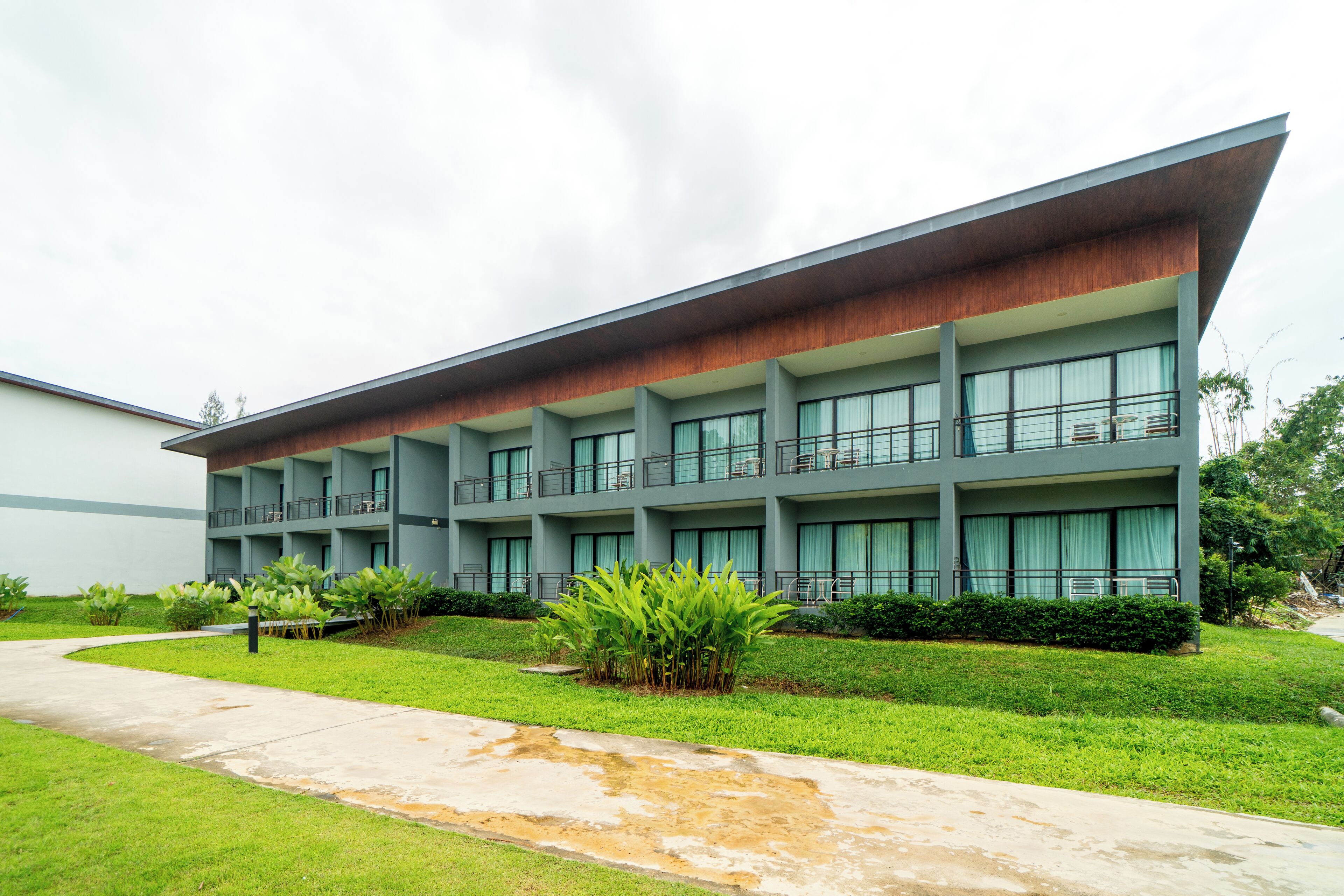 In-room safe, desk, blackout drapes, free cribs/infant beds