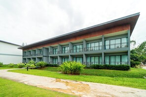 セーフティボックス (室内)、デスク、遮光カーテン、ベビーベッド (無料)