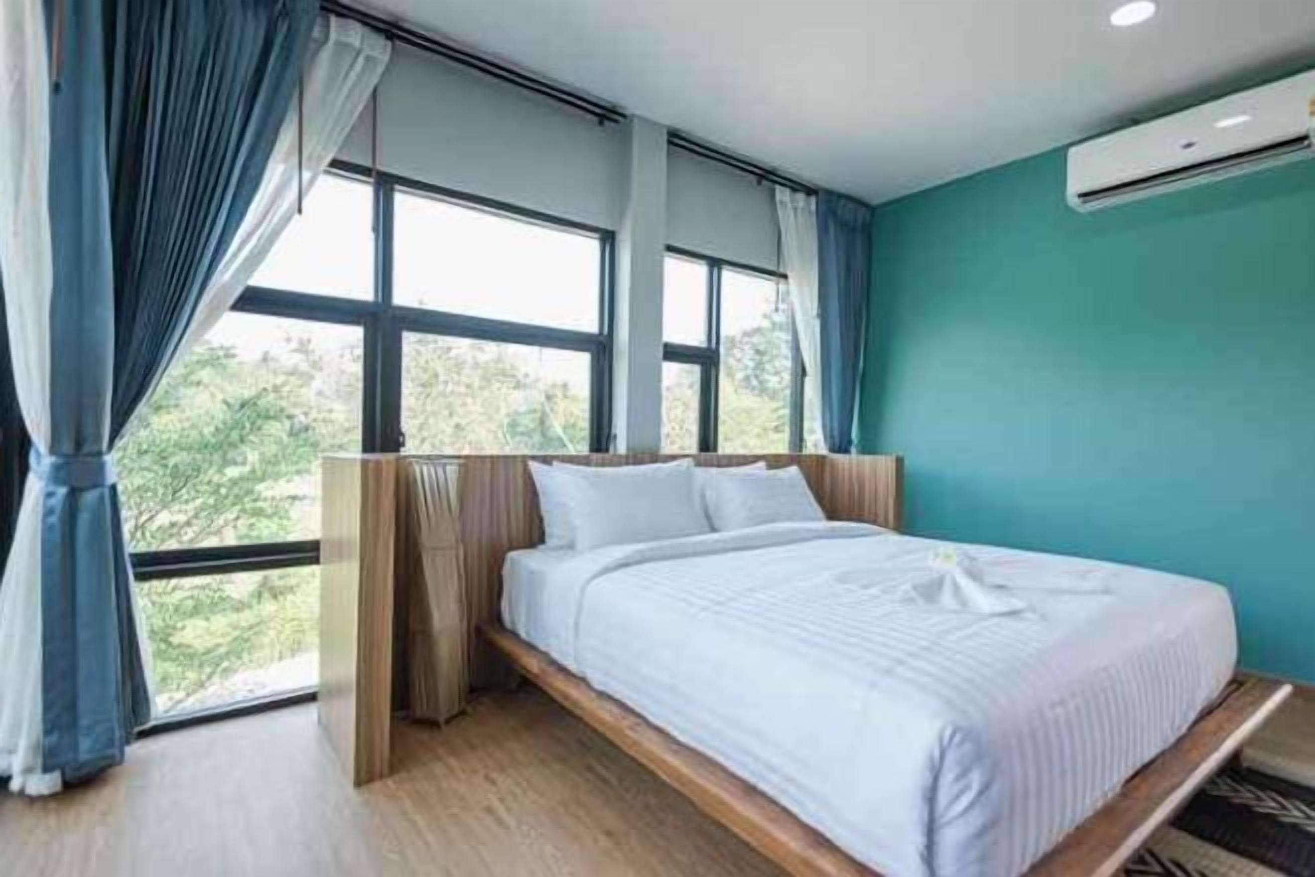 In-room safe, desk, blackout drapes, free cribs/infant beds