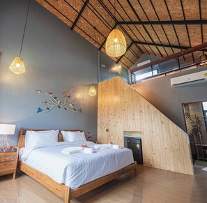 Safe på rommet, skrivebord, blendingsgardiner og barnesenger (inkludert)