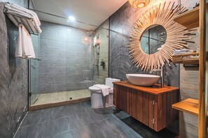 Gratis toiletartikelen, een haardroger, badjassen, handdoeken