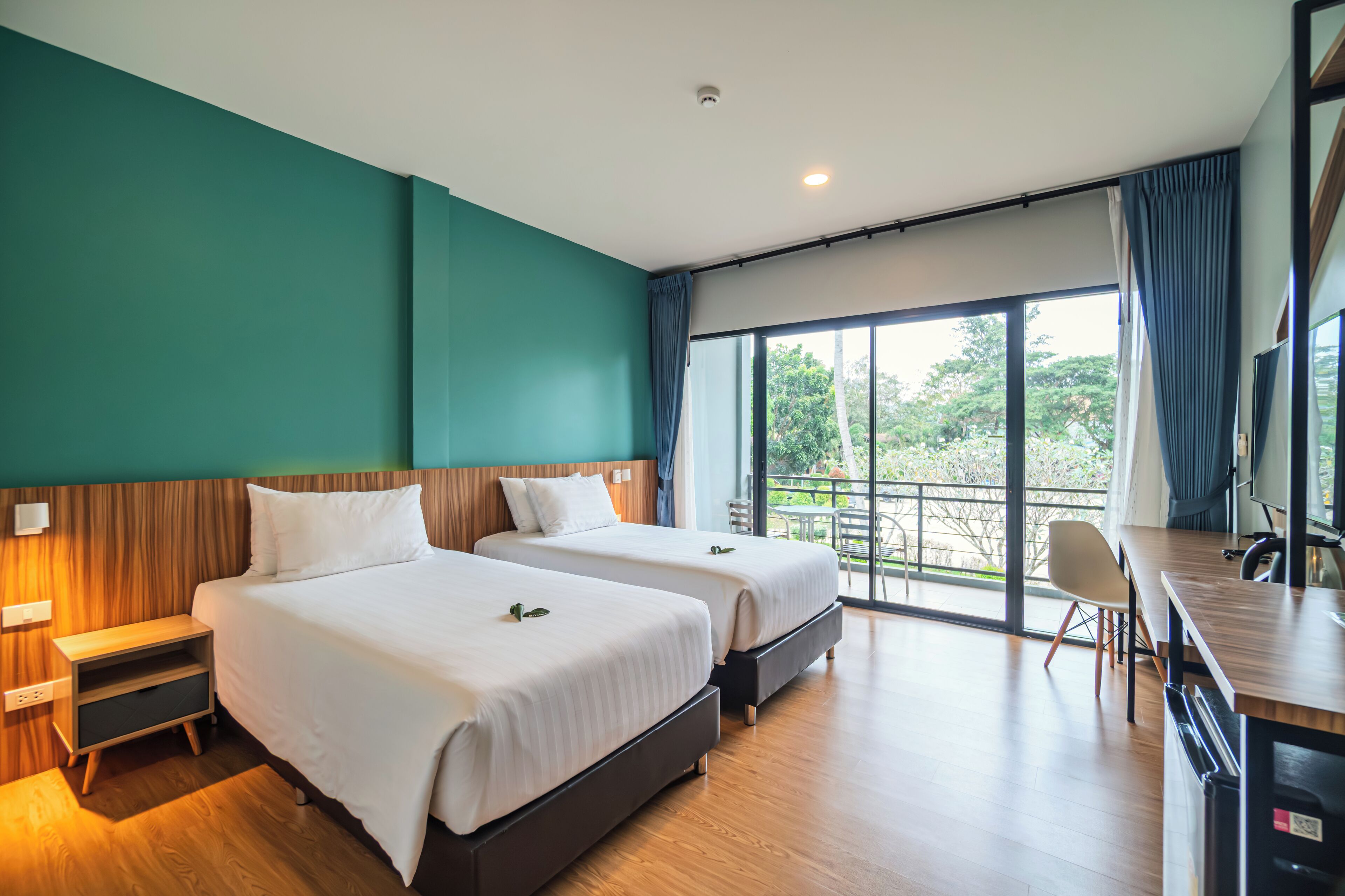 Superior Twin kamer | Een kluis op de kamer, een bureau, verduisterende gordijnen