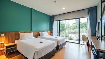 Superior Twin kamer | Een kluis op de kamer, een bureau, verduisterende gordijnen