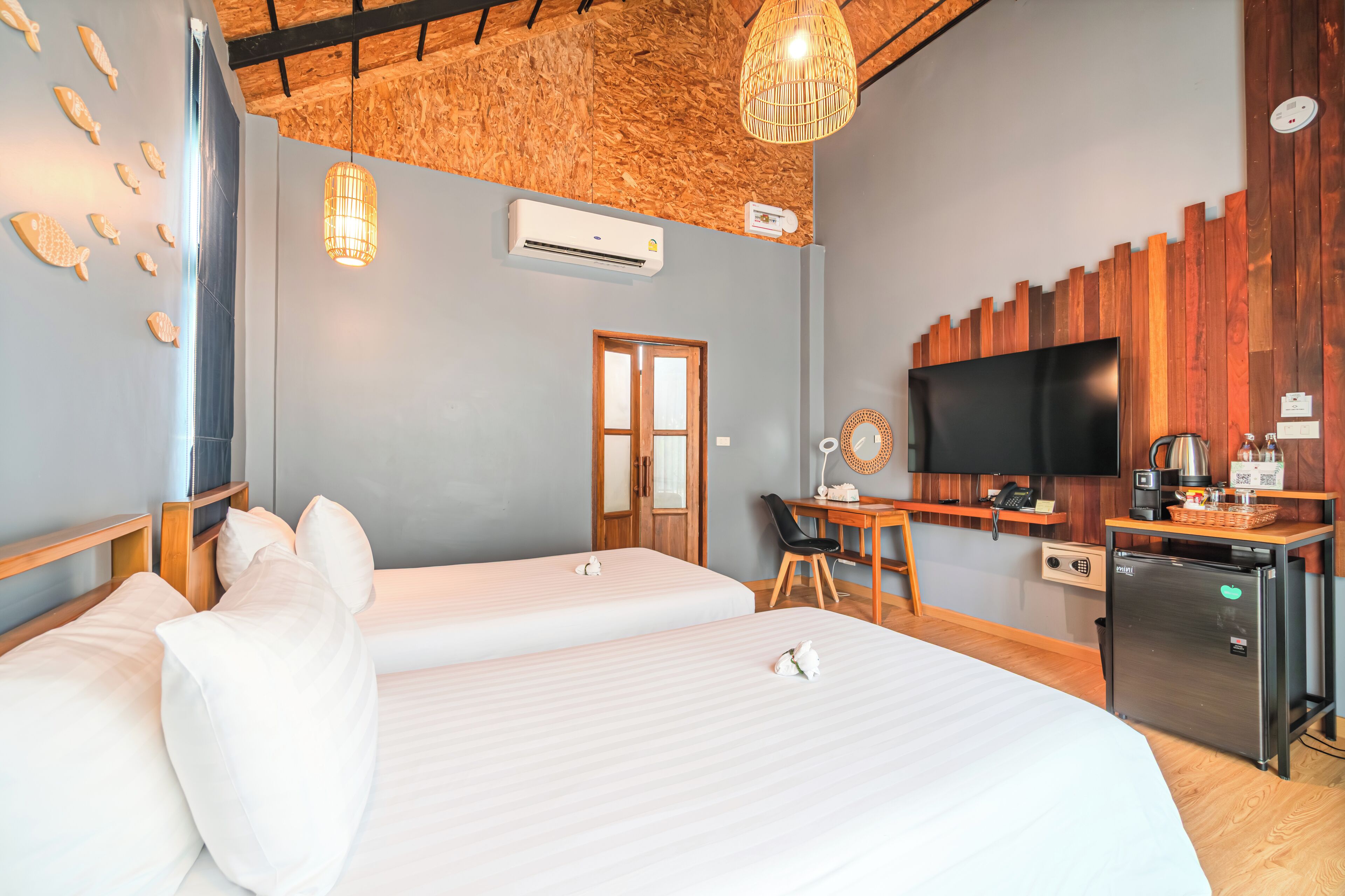 Brankas, meja kerja, tirai kedap cahaya, dan tempat tidur bayi gratis