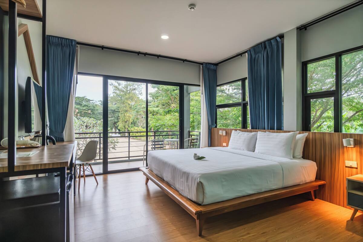 Habitación doble superior | Caja fuerte, escritorio, cortinas opacas y cunas gratuitas
