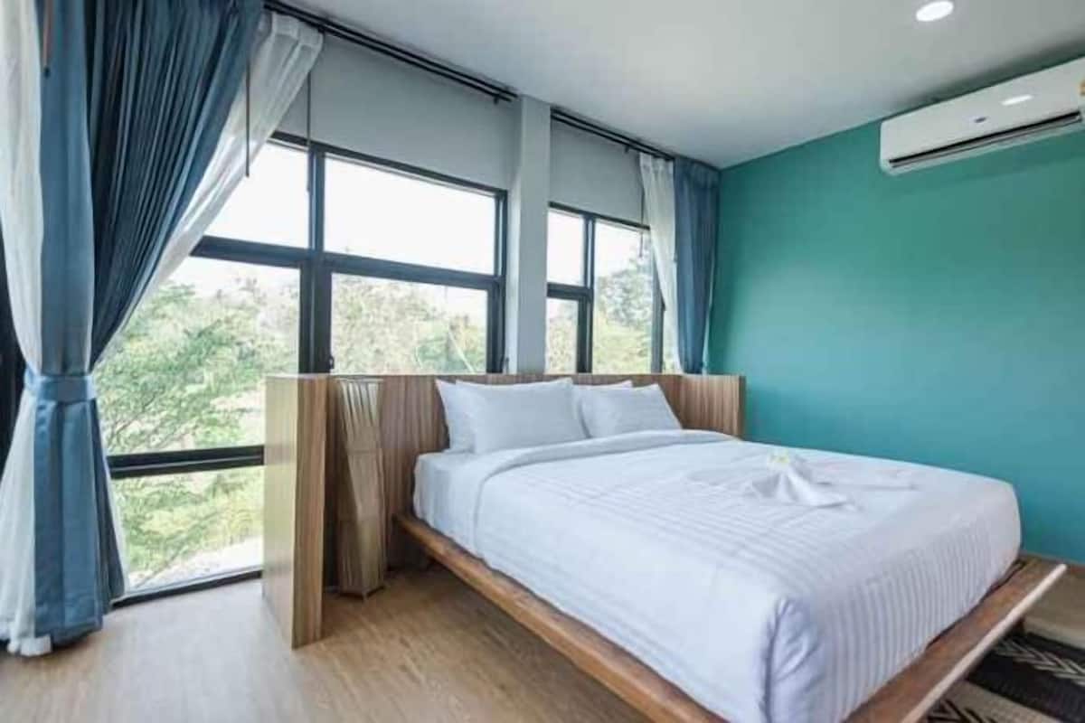 In-room safe, desk, blackout drapes, free cribs/infant beds