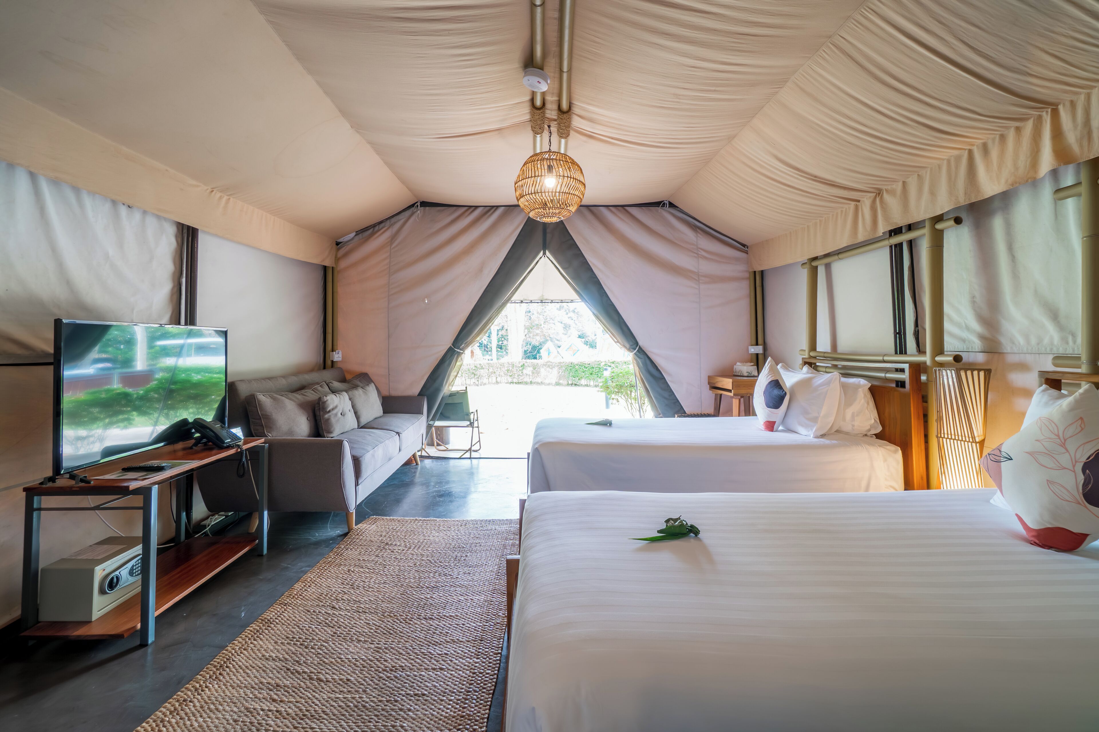 Brankas, meja kerja, tirai kedap cahaya, dan tempat tidur bayi gratis