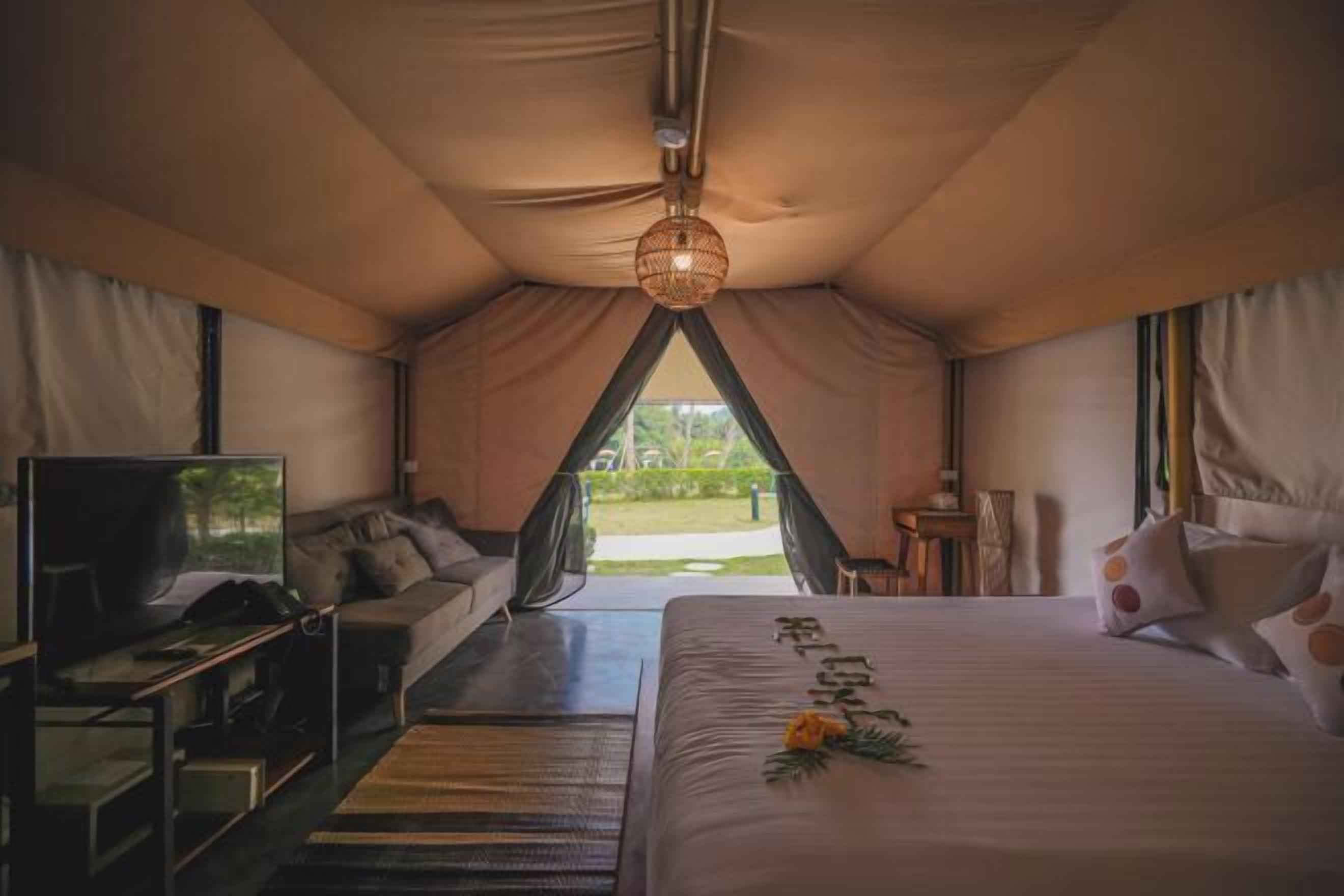 Caja de seguridad en la habitación, escritorio y cortinas blackout 