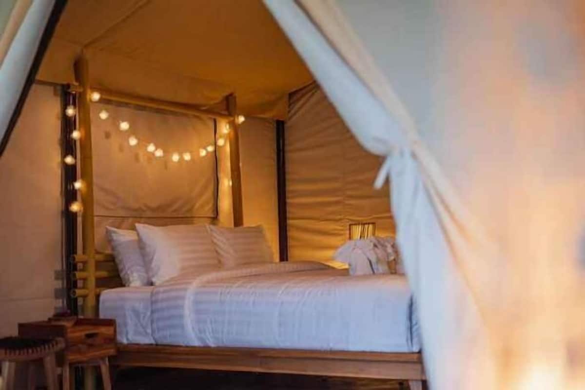 In-room safe, desk, blackout drapes, free cribs/infant beds