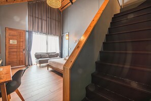 Safe på rommet, skrivebord, blendingsgardiner og barnesenger (inkludert)