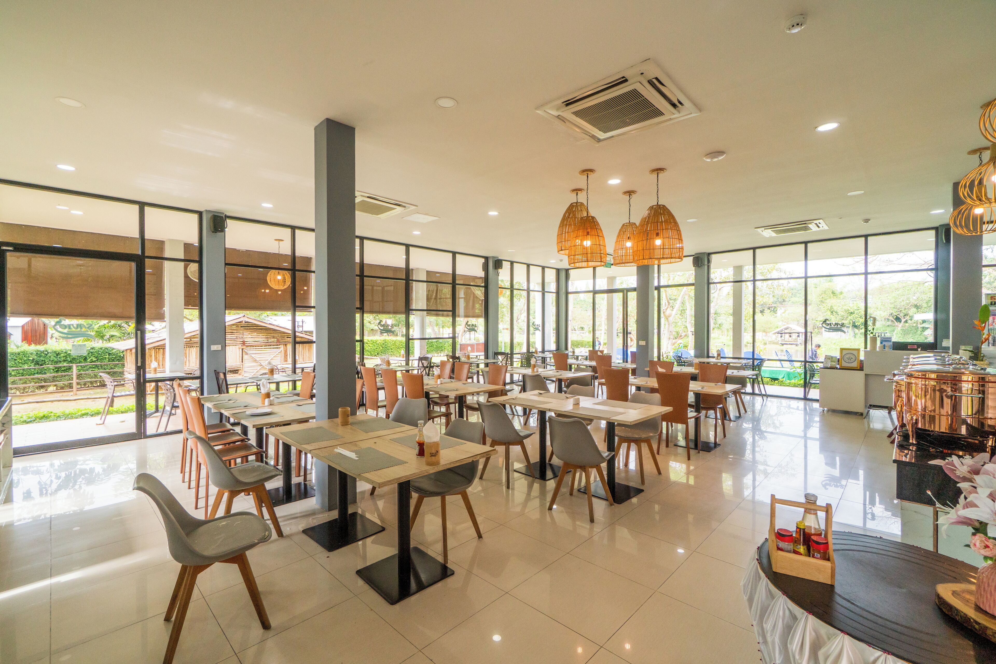 Se sirven desayunos, comidas y cenas con vista al jardín 