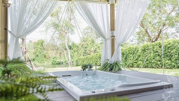 Romantic Double Room | Bathroom | Free toiletries, hair dryer, bathrobes, towels