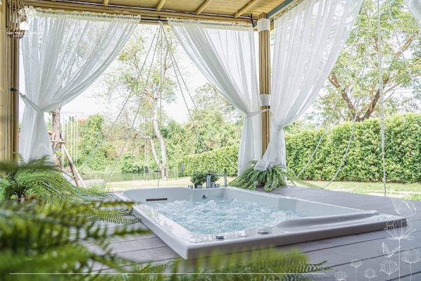 Romantic Double Room | Bathroom | Free toiletries, hair dryer, bathrobes, towels