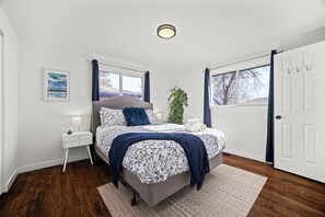 6 chambres, bureau, fer et planche à repasser, lit de bébé portatif