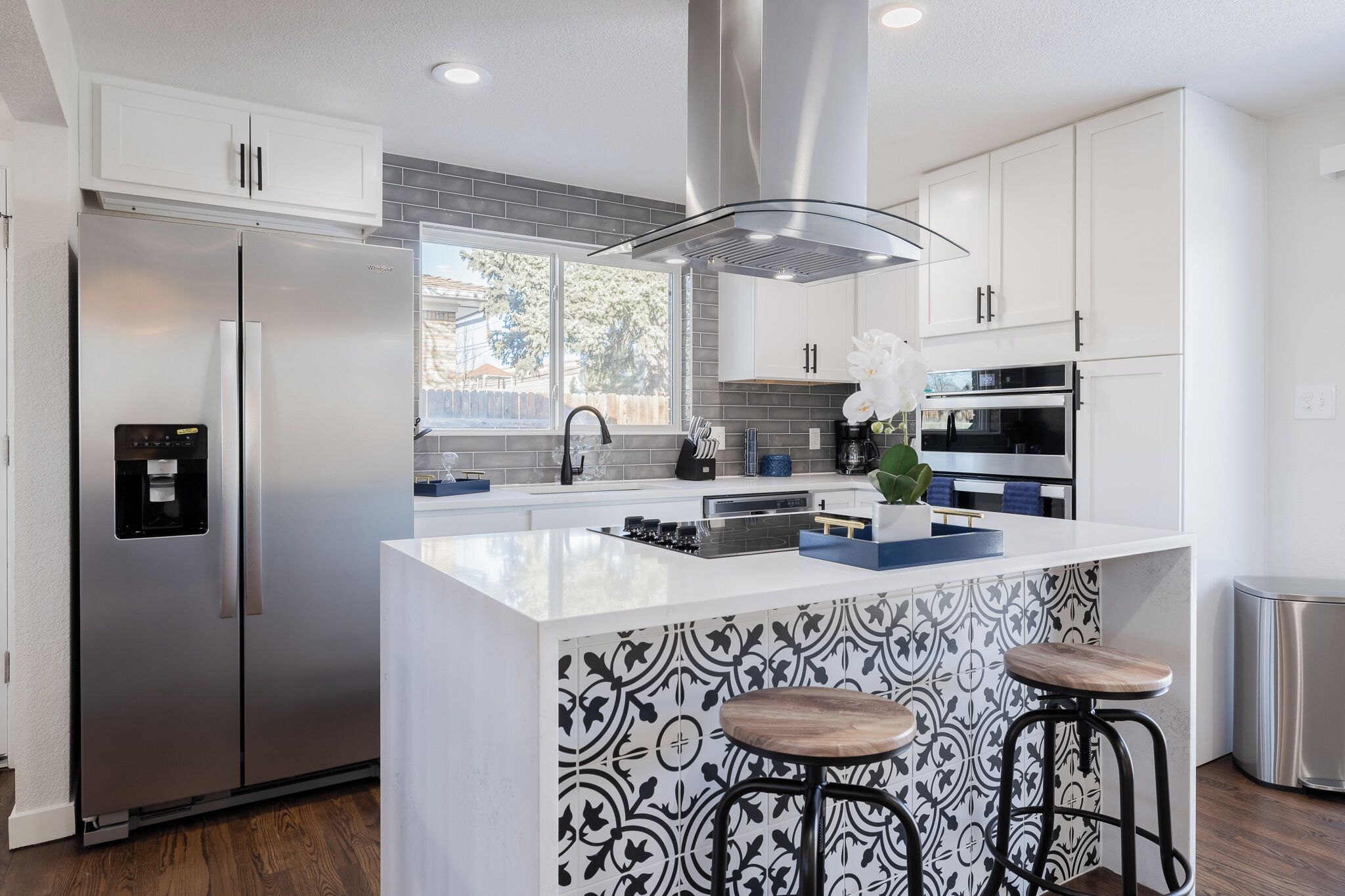 Køleskab, mikrobølgeovn, ovn, kogeplade