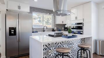 Køleskab, mikrobølgeovn, ovn, kogeplade