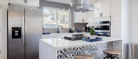 Réfrigérateur, micro-ondes, four, plaque de cuisson