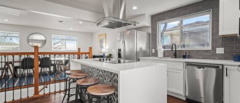 Refrigerador, microondas, horno, placa de cocina