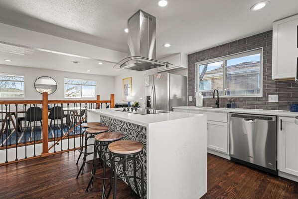 Réfrigérateur, micro-ondes, four, plaque de cuisson