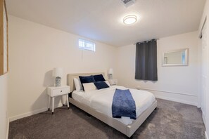 5 quartos, ferros/tábuas de passar roupa, berço de viagem