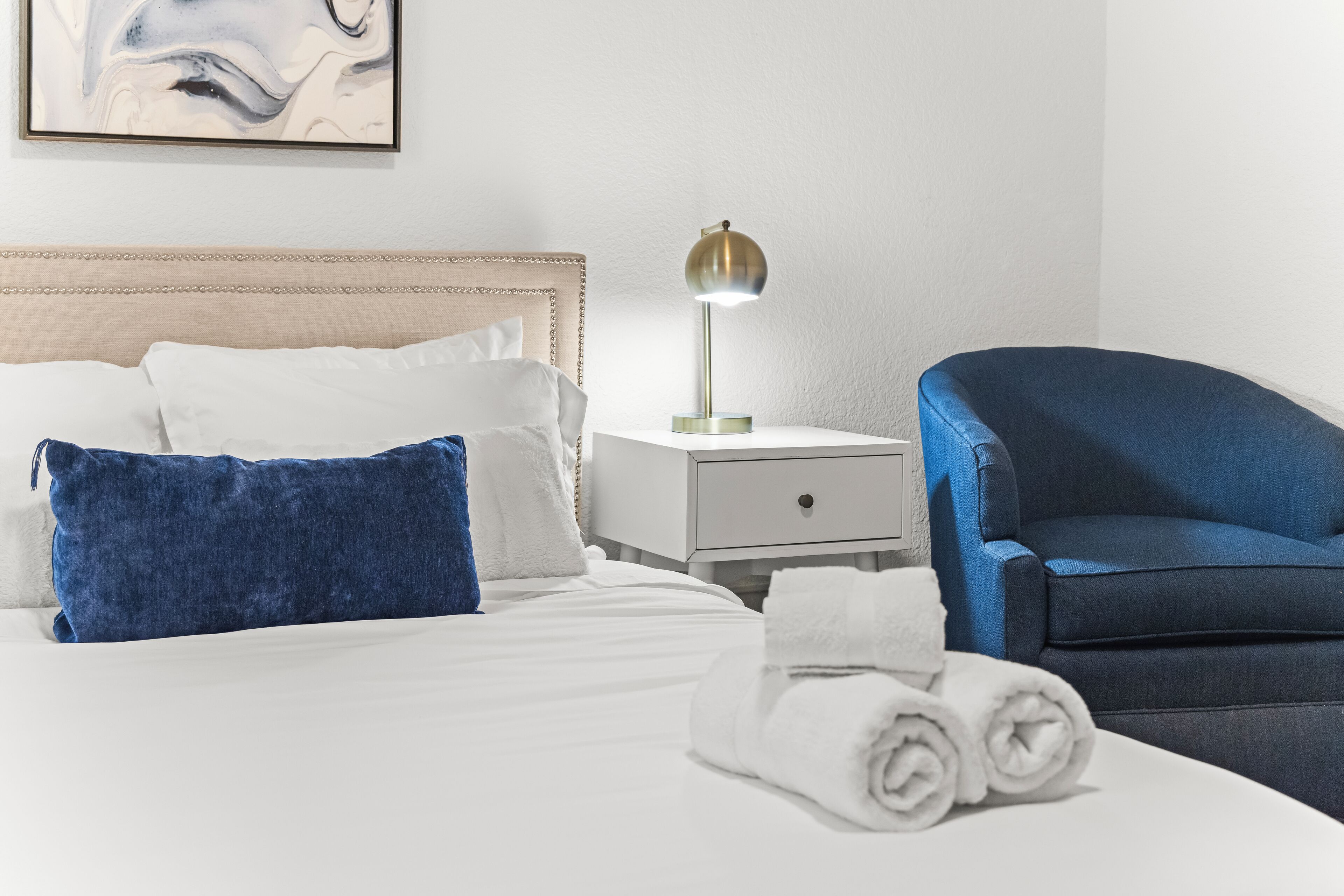 6 slaapkamers, een bureau, een strijkplank/strijkijzer, reisbedje